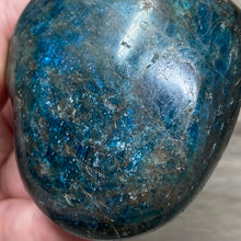 将图像加载到图库查看器中，Blue Apatite Large Heart Palm Stone #02
