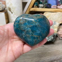 Chargez l&#39;image dans la visionneuse de la galerie, Blue Apatite Large Heart Palm Stone #03
