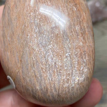 将图像加载到图库查看器中，Peach Moonstone Palm Stone #07
