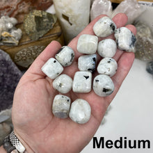 将图像加载到图库查看器中，White Rainbow Moonstone Tumbled Stones
