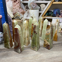 将图像加载到图库查看器中，Green Onyx 6&quot; Obelisk Towers
