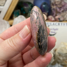 Cargar imagen en el visor de la galería, Rhodonite Palm Stone #06
