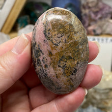 Cargar imagen en el visor de la galería, Rhodonite Palm Stone #06
