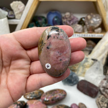 Bild in Galerie-Viewer laden, Rhodonite Palm Stone #06
