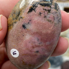 Cargar imagen en el visor de la galería, Rhodonite Palm Stone #06
