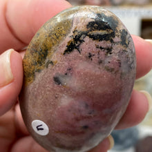 Cargar imagen en el visor de la galería, Rhodonite Palm Stone #06
