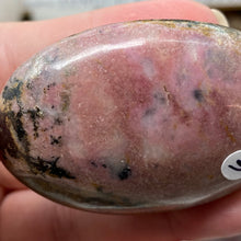 Carica l&#39;immagine nel visualizzatore di Gallery, Rhodonite Palm Stone #06
