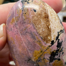 Cargar imagen en el visor de la galería, Rhodonite Palm Stone #18
