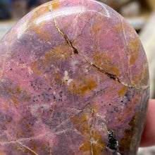 Carica l&#39;immagine nel visualizzatore di Gallery, Rhodonite Palm Stone #19
