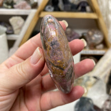 Bild in Galerie-Viewer laden, Rhodonite Palm Stone #20
