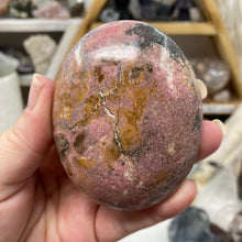 Bild in Galerie-Viewer laden, Rhodonite Palm Stone #20
