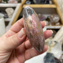 Cargar imagen en el visor de la galería, Rhodonite Palm Stone #20
