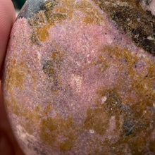 Carica l&#39;immagine nel visualizzatore di Gallery, Rhodonite Palm Stone #20
