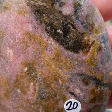 Chargez l&#39;image dans la visionneuse de la galerie, Rhodonite Palm Stone #20
