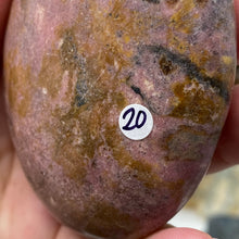 Chargez l&#39;image dans la visionneuse de la galerie, Rhodonite Palm Stone #20
