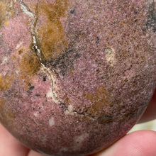 Carica l&#39;immagine nel visualizzatore di Gallery, Rhodonite Palm Stone #20
