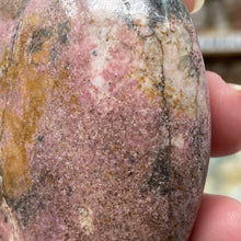 Cargar imagen en el visor de la galería, Rhodonite Palm Stone #20
