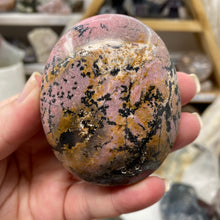 Chargez l&#39;image dans la visionneuse de la galerie, Rhodonite Palm Stone #22
