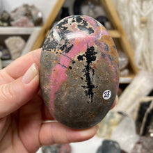 Bild in Galerie-Viewer laden, Rhodonite Palm Stone #23
