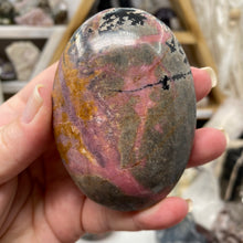 Bild in Galerie-Viewer laden, Rhodonite Palm Stone #23
