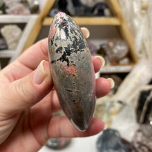 Cargar imagen en el visor de la galería, Rhodonite Palm Stone #23
