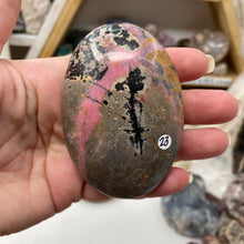 Carica l&#39;immagine nel visualizzatore di Gallery, Rhodonite Palm Stone #23
