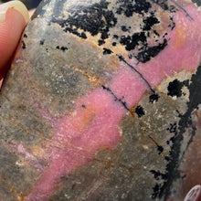 Cargar imagen en el visor de la galería, Rhodonite Palm Stone #23
