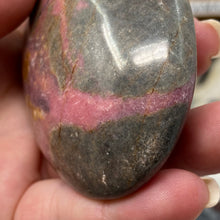 Cargar imagen en el visor de la galería, Rhodonite Palm Stone #23
