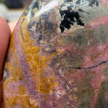 Carica l&#39;immagine nel visualizzatore di Gallery, Rhodonite Palm Stone #23
