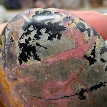 Cargar imagen en el visor de la galería, Rhodonite Palm Stone #23
