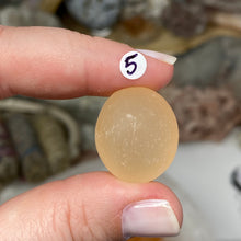 Cargar imagen en el visor de la galería, Selenite Peach Tumbles
