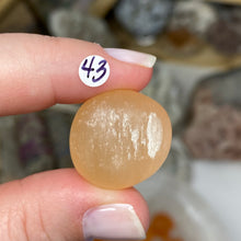 将图像加载到图库查看器中，Selenite Peach Tumbles
