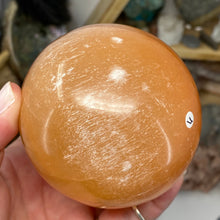 Cargar imagen en el visor de la galería, Selenite Peach Large Sphere #06
