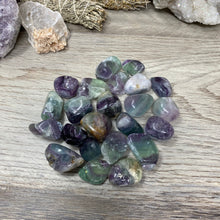 Carica l&#39;immagine nel visualizzatore di Gallery, Fluorite Medium Rough Tumbles
