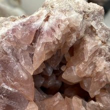 将图像加载到图库查看器中，Pink Amethyst Large Geode Cluster #08
