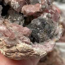 将图像加载到图库查看器中，Pink Amethyst Large Geode Cluster #06
