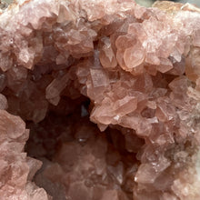 将图像加载到图库查看器中，Pink Amethyst Large Geode Cluster #04
