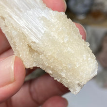 将图像加载到图库查看器中，Scolecite with Calcite Specimen #07
