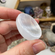 Cargar imagen en el visor de la galería, Selenite 1.5&quot; Worry Stones
