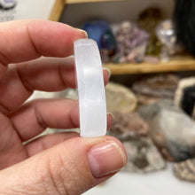 Cargar imagen en el visor de la galería, Selenite 1.5&quot; Worry Stones
