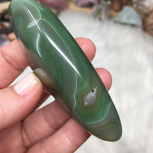 Bild in Galerie-Viewer laden, Green Dyed Banded Agate Palm Stone #2
