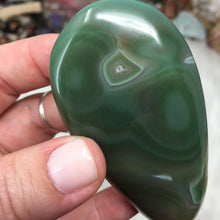 将图像加载到图库查看器中，Green Dyed Banded Agate Palm Stone #2

