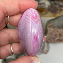 将图像加载到图库查看器中，Pink Banded Agate Palm Stone #02
