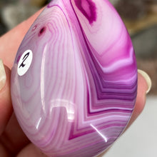 将图像加载到图库查看器中，Pink Banded Agate Palm Stone #02
