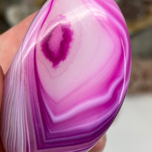 将图像加载到图库查看器中，Pink Banded Agate Palm Stone #02
