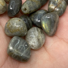 将图像加载到图库查看器中，Labradorite 15x12mm Nugget A Grade Beads
