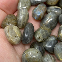 Bild in Galerie-Viewer laden, Labradorite 15x12mm Nugget A Grade Beads
