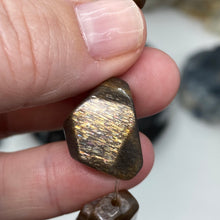 将图像加载到图库查看器中，Chocolate Sunstone / Moonstone 20x15mm Faceted Nugget Beads
