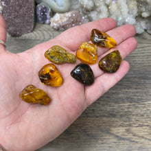 Carica l&#39;immagine nel visualizzatore di Gallery, Baltic Amber Tumbles Under 3 grams
