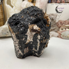 将图像加载到图库查看器中，Black Tourmaline with Muscovite Rough #05
